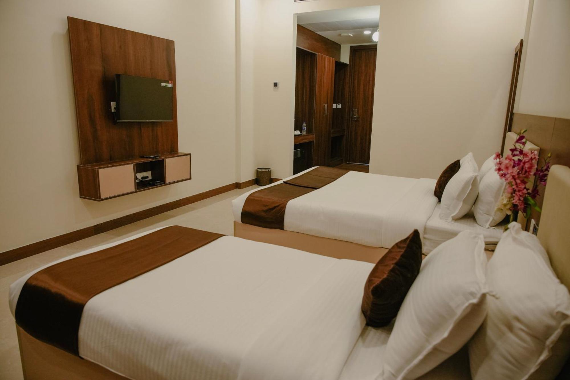 The King'S Meadows Hotel Golhalli Exterior photo
