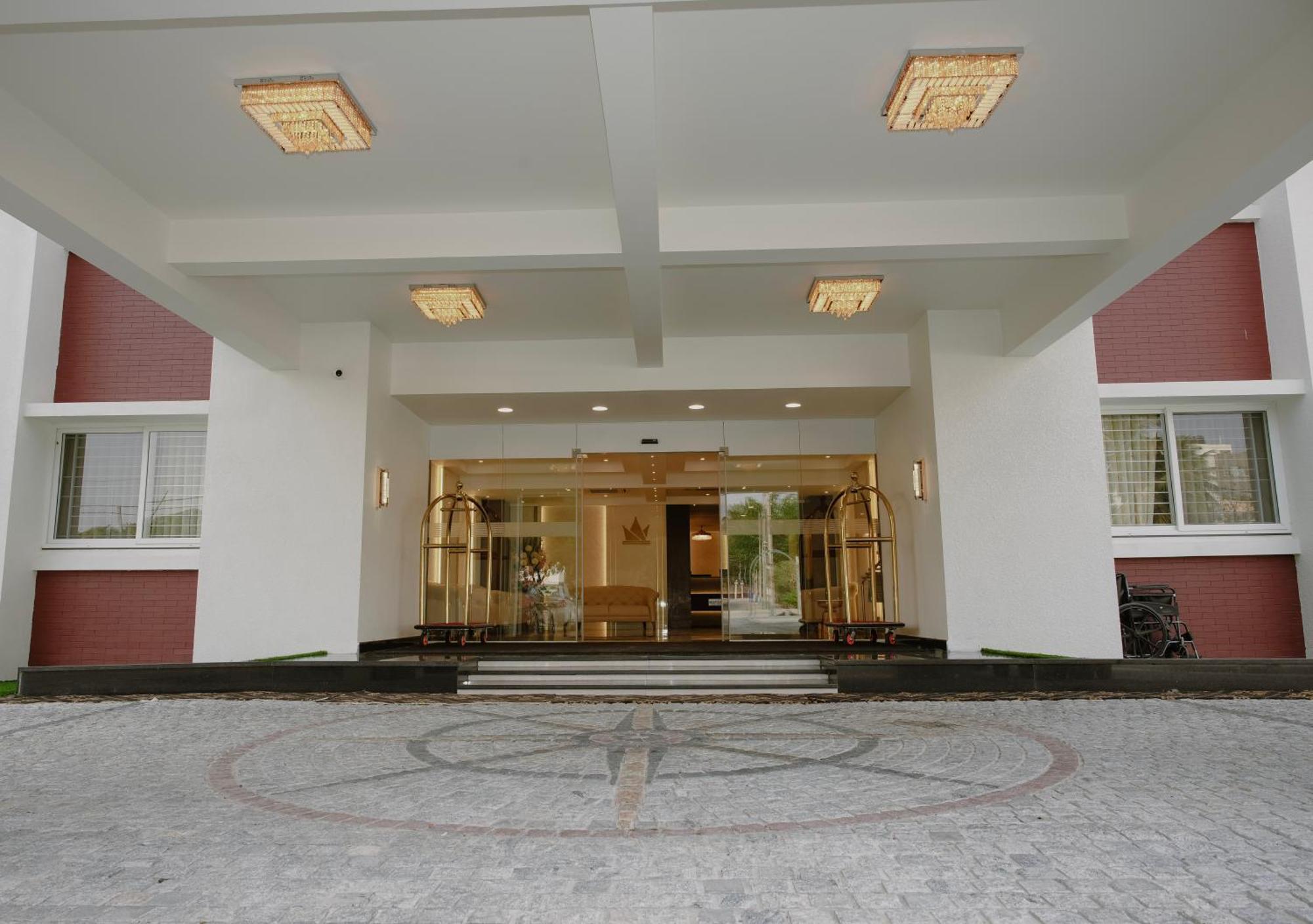 The King'S Meadows Hotel Golhalli Exterior photo