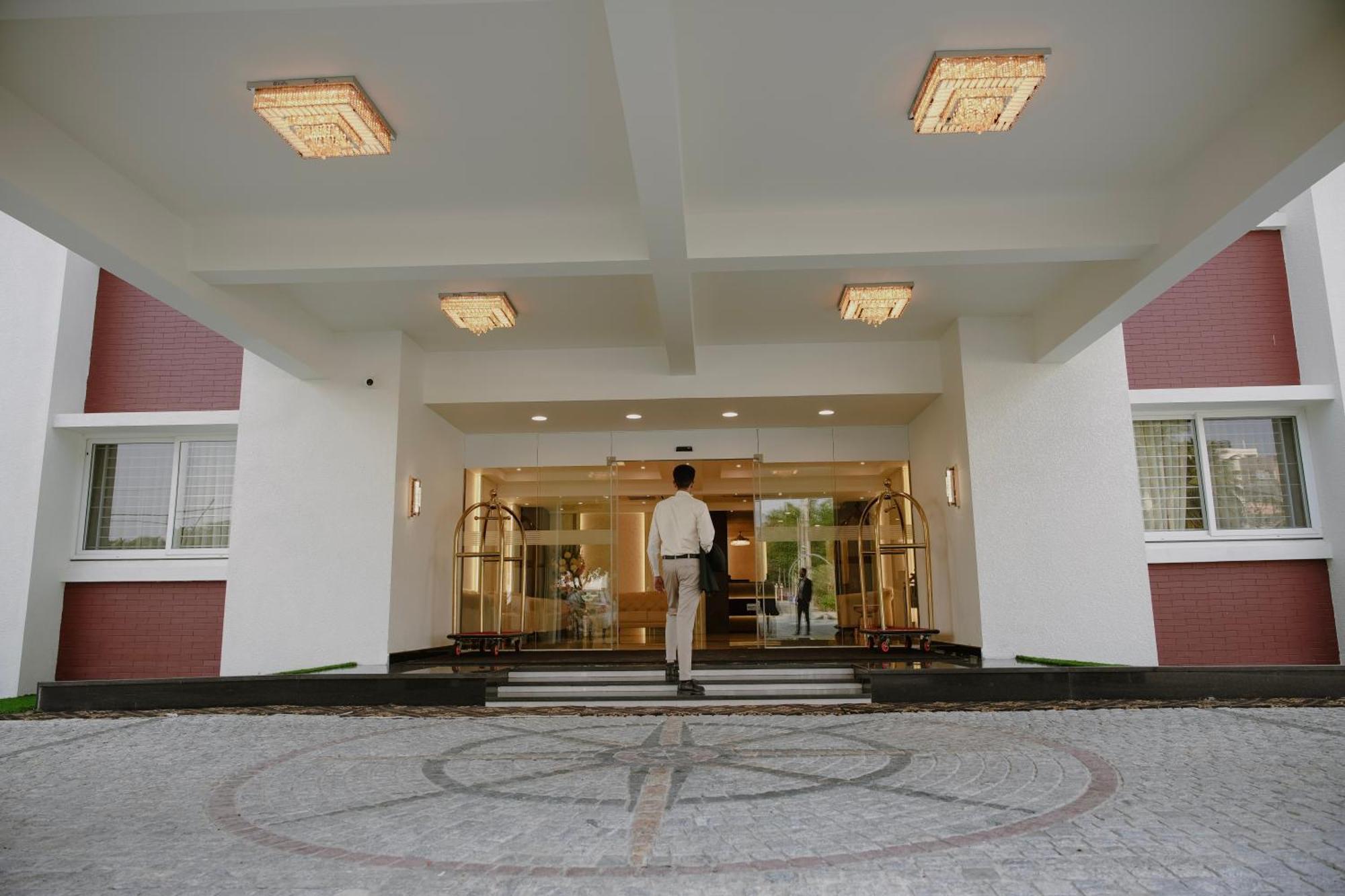 The King'S Meadows Hotel Golhalli Exterior photo
