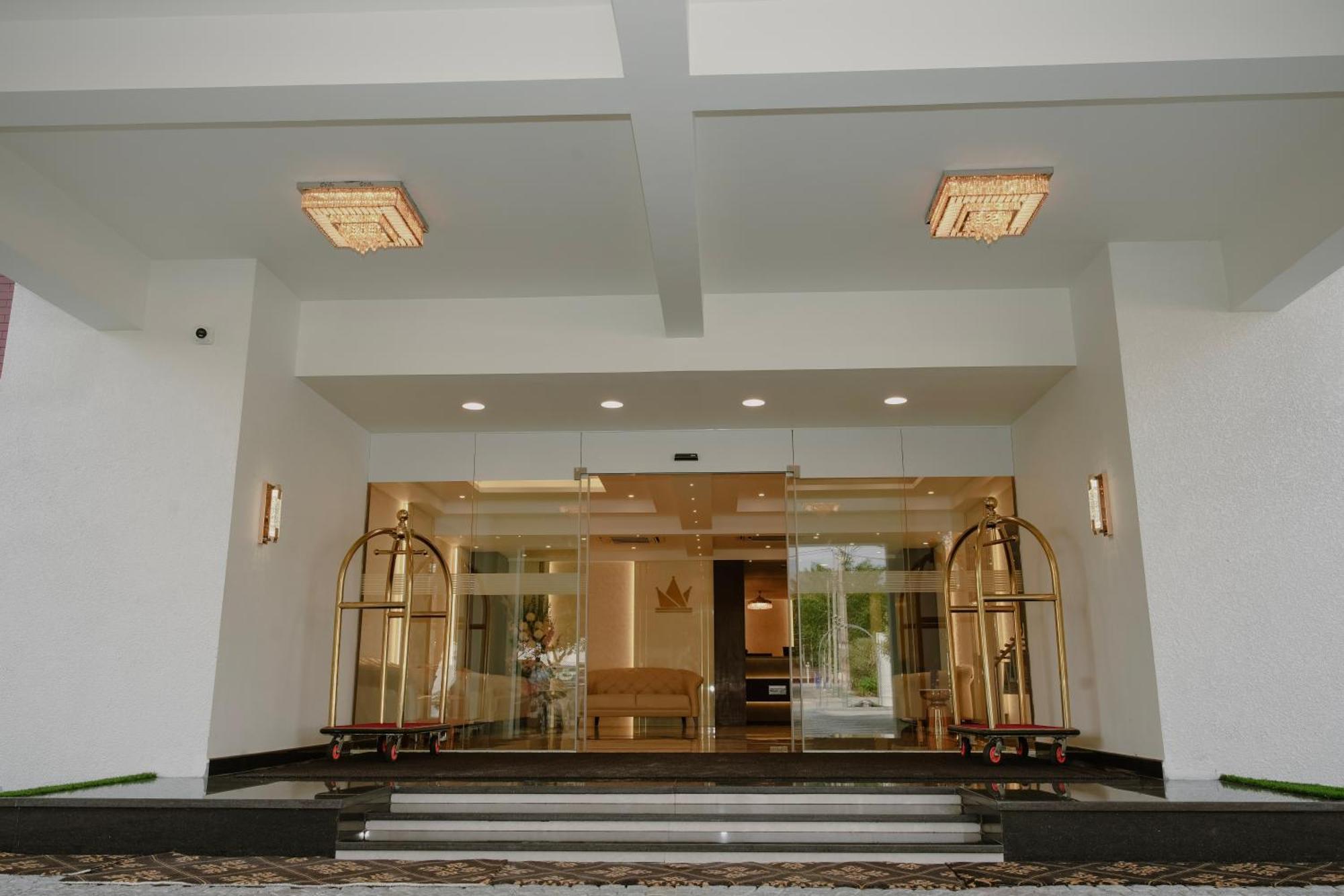 The King'S Meadows Hotel Golhalli Exterior photo